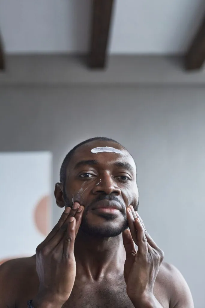 Application d une creme emolliente apaisante