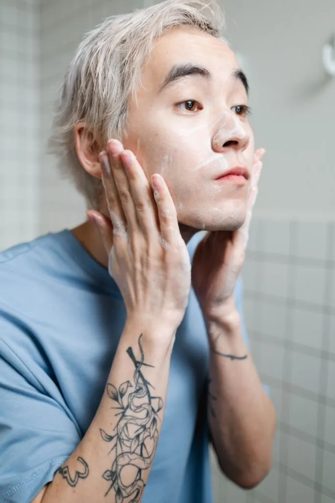 Nettoyage du visage pour peau grasse